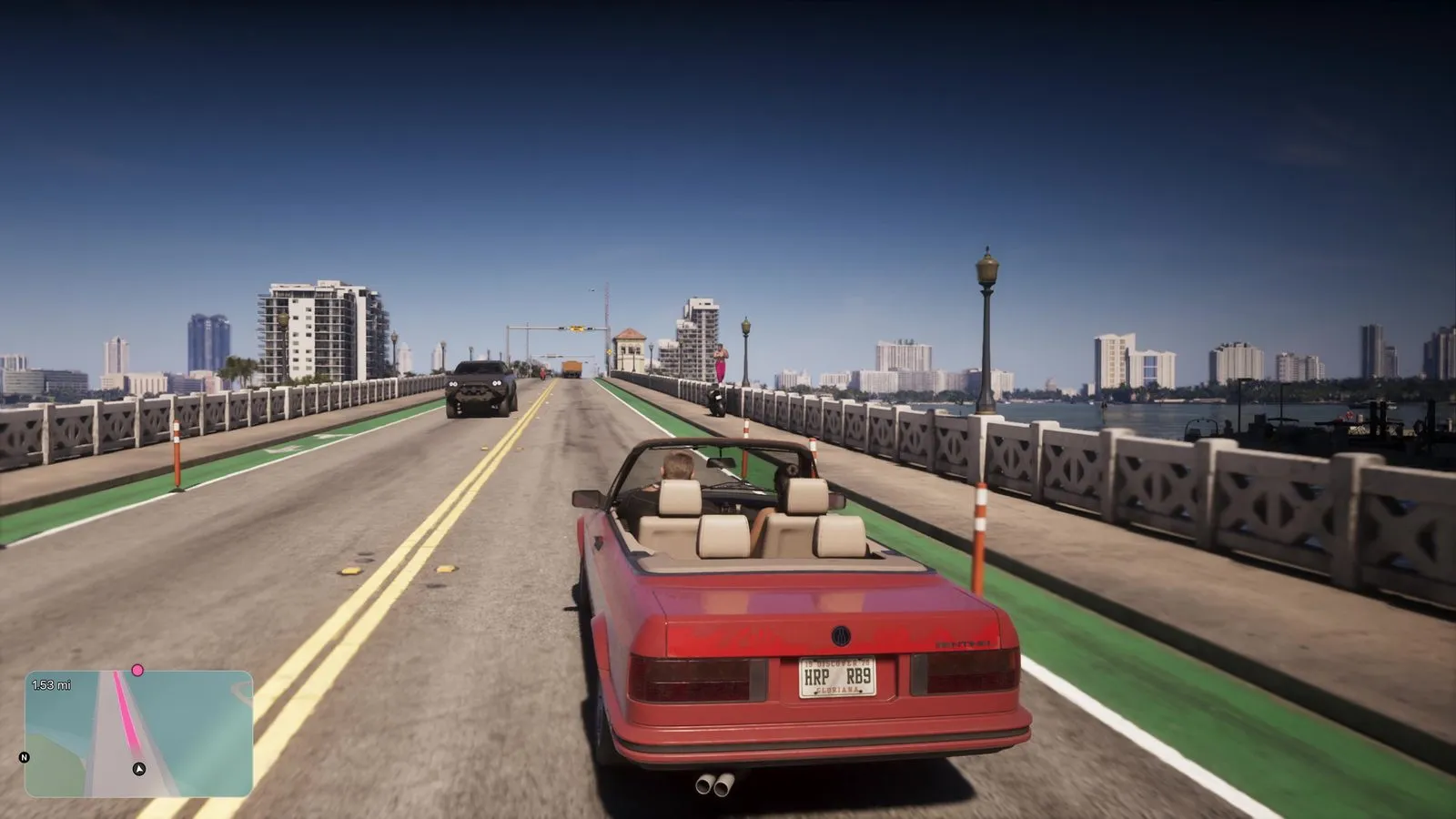 Джейсон едет по мосту-дамбе: балюстрады, фонари, велодорожки — GTA 6