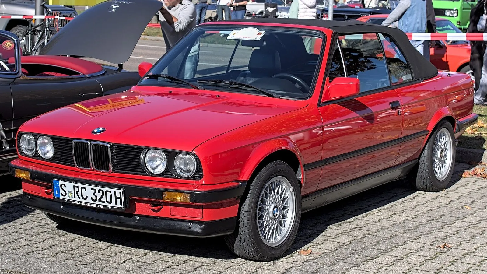 BMW 3 серии E30 Cabrio красного цвета
