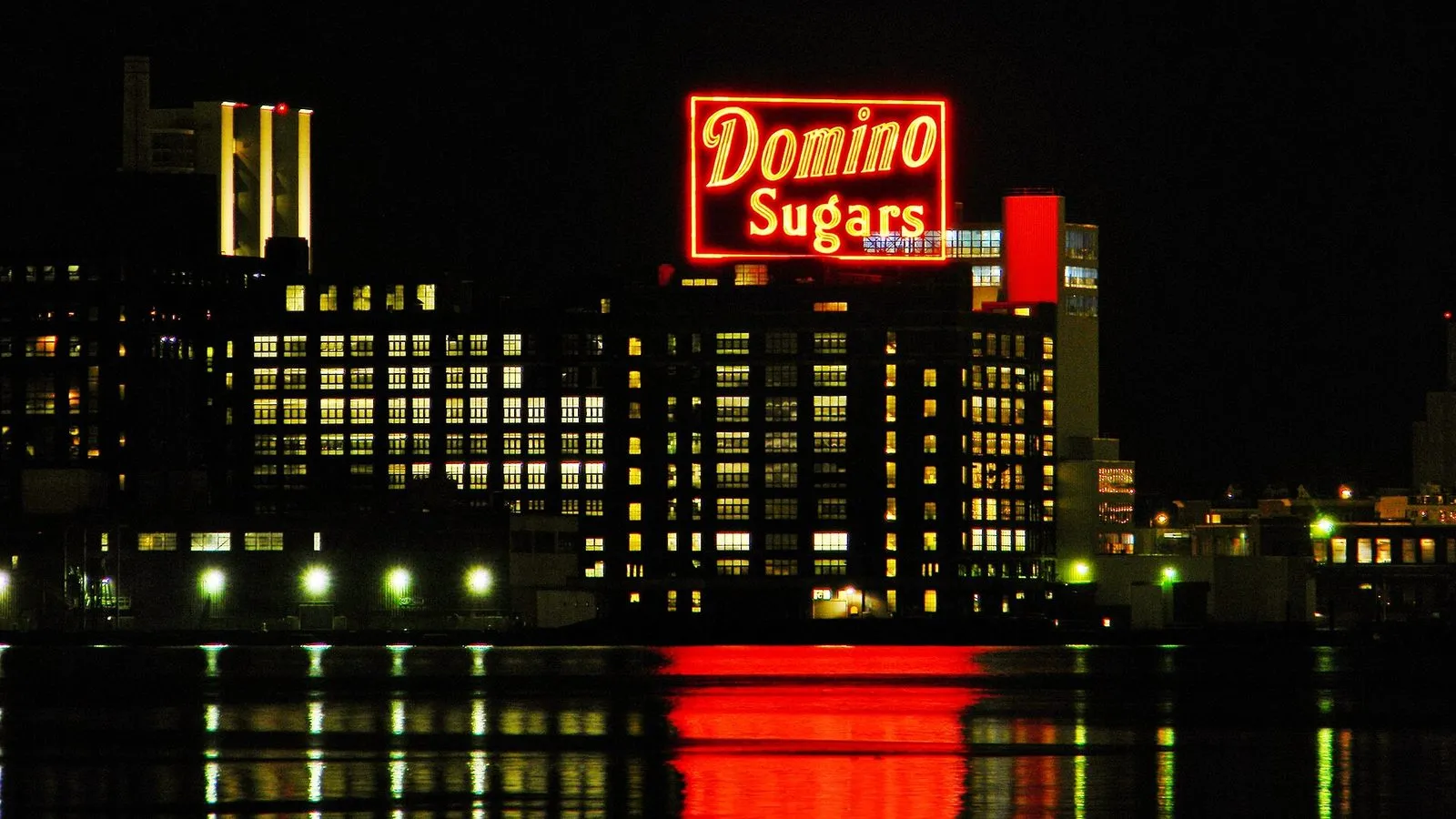 Неоновая вывеска Domino Sugars на сахарном заводе в Балтиморе