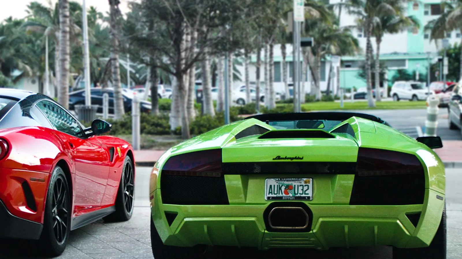 Зелёный Lamborghini Murciélago на улице с пальмами. Фото Tom Wolf (Flickr), CC BY-SA 2.0