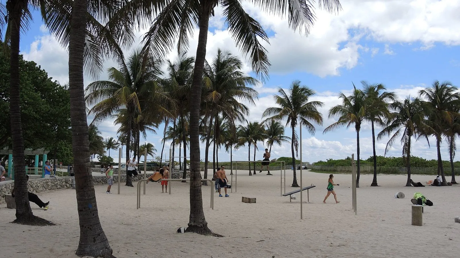 Турники на пляже Lummus Park, Майами-Бич